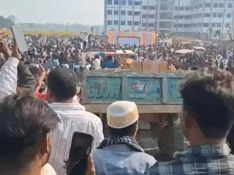 मुर्शिदाबाद में TMC नेता ने रखी बाबरी मस्जिद की नींव, सऊदी से धार्मिक नेता पहुंचे मुर्शिदाबाद में TMC नेता ने रखी बाबरी मस्जिद की नींव, सऊदी से धार्मिक नेता पहुंचे