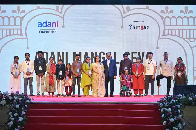 दिवा और जीत अदाणी ने दिव्यांग महिलाओं के साथ मनाई अपनी शादी की पहली सालगिरह