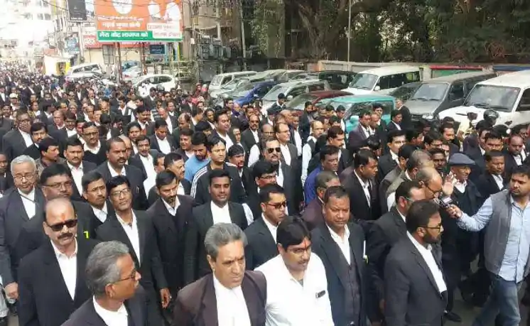 महिला वकीलों से कथित बदसलूकी पर रांची सिविल कोर्ट में आक्रोश, वकीलों ने किया न्यायिक कार्य का बहिष्कार 