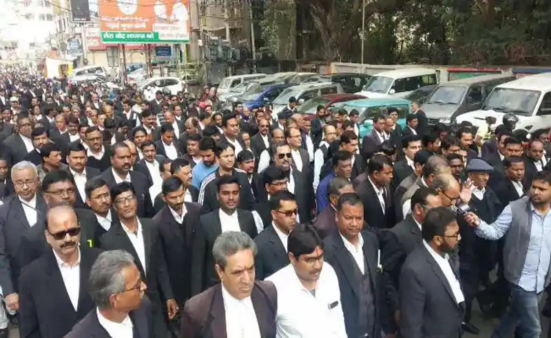 महिला वकीलों से कथित बदसलूकी पर रांची सिविल कोर्ट में आक्रोश, वकीलों ने किया न्यायिक कार्य का बहिष्कार महिला वकीलों से कथित बदसलूकी पर रांची सिविल कोर्ट में आक्रोश, वकीलों ने किया न्यायिक कार्य का बहिष्कार