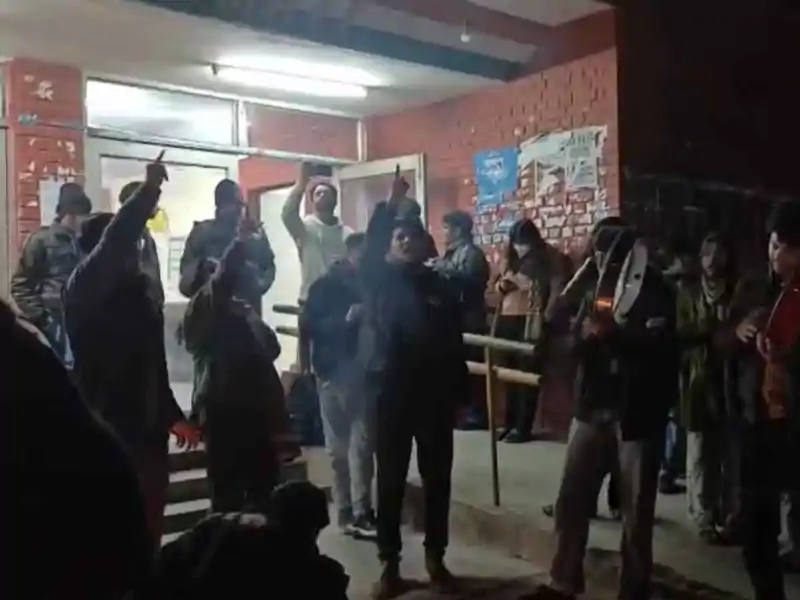 JNU में विवादित नारेबाजी का वीडियो वायरल, बीजेपी-कांग्रेस आमने-सामने JNU में विवादित नारेबाजी का वीडियो वायरल, बीजेपी-कांग्रेस आमने-सामने