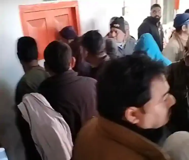 मधुबनी: कांग्रेस कार्यालय में जमकर हुआ बवाल, प्रदेश अध्यक्ष के सामने चली लाठी, कई कार्यकर्ता घायल 