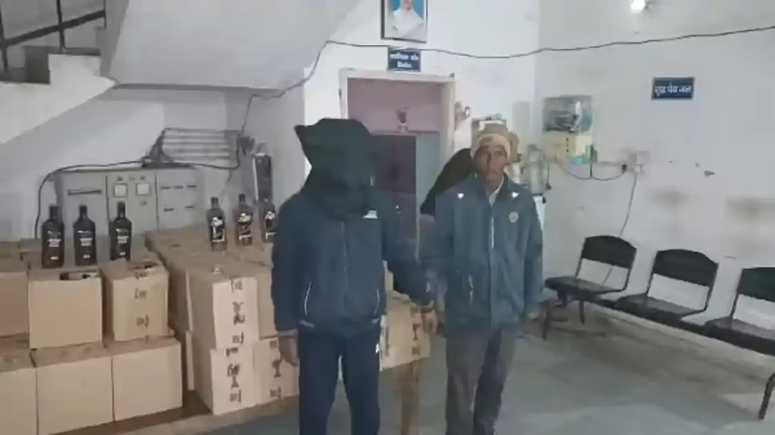 लोहरदगा में अवैध शराब तस्करी का भंडाफोड़, मालवाहक टेम्पू के साथ चालक गिरफ्तार