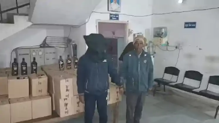 लोहरदगा में अवैध शराब तस्करी का भंडाफोड़, मालवाहक टेम्पू के साथ चालक गिरफ्तार