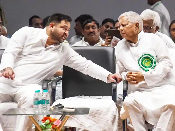 विदेश दौरा खत्म कर दिल्ली लौटे तेजस्वी यादव, पिता लालू प्रसाद से की मुलाकात, अब पटना वापसी का इंतजार