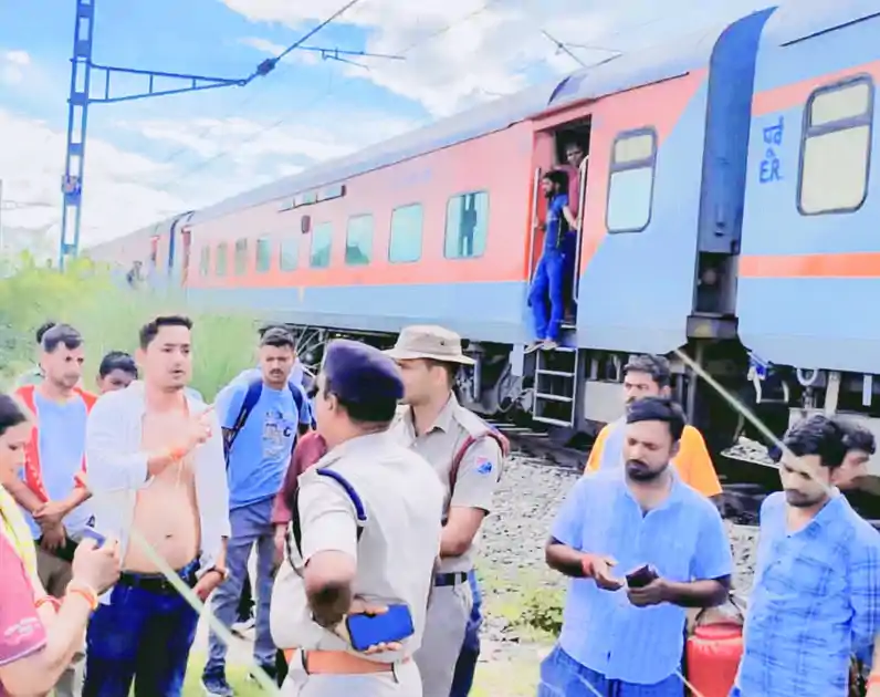 सब इंस्टपेक्टर दंपति के साथ ट्रेन की बोगी में घुसकर मारपीट, विरोध में इंजन के आगे बैठी महिला सब इंस्पेक्टर