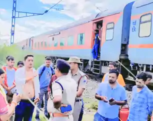 सब इंस्टपेक्टर दंपति के साथ ट्रेन की बोगी में घुसकर मारपीट, विरोध में इंजन के आगे बैठी महिला सब इंस्पेक्टर