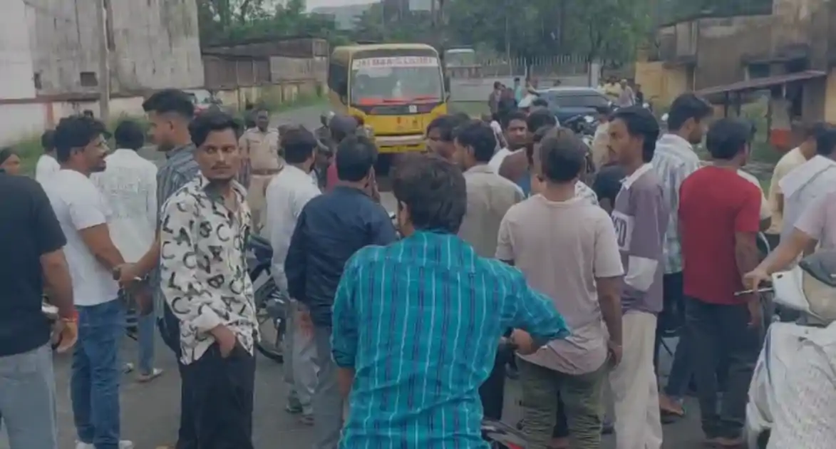 फैक्ट्री में घायल कर्मी की इलाज के दौरान मौत, आक्रोशित लोगों ने लगाया जाम