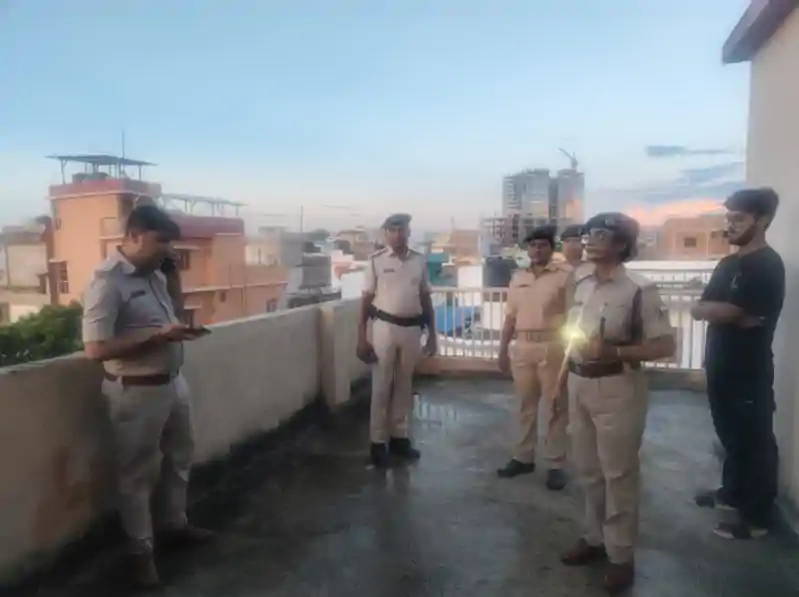 राजधानी में सनसनी, पहले प्रेमिका के भाई को गोली मारी, फिर छत से गिरा, हुई मौत