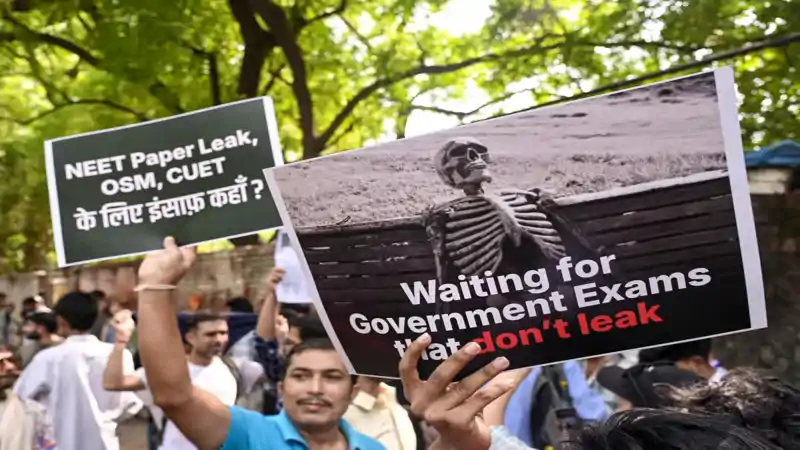 NEET पेपर लीक और परीक्षा अनियमितताओं पर CJP का जंतर-मंतर पर धरना, शिक्षा मंत्री के इस्तीफे की मांग NEET पेपर लीक और परीक्षा अनियमितताओं पर CJP का जंतर-मंतर पर धरना, शिक्षा मंत्री के इस्तीफे की मांग