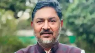 झारखंड राज्यसभा चुनाव: कांग्रेस उम्मीदवार प्रणव झा ने ख़रीदा नामांकन पर्चा 