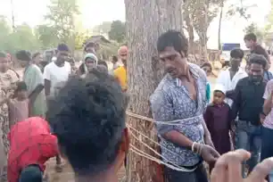 खूंटी में बच्चा चोरी के शक में युवक को पेड़ से बांधकर पीटा, पुलिस ने बचाई जान