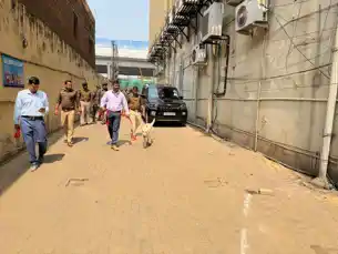 रांची : गैलेक्सिया मॉल स्थित पासपोर्ट कार्यालय को बम से उड़ाने की चेतावनी, जांच में जुटी पुलिस 