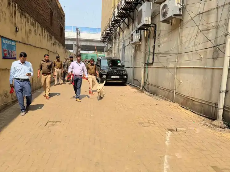 रांची : गैलेक्सिया मॉल स्थित पासपोर्ट कार्यालय को बम से उड़ाने की चेतावनी, जांच में जुटी पुलिस 