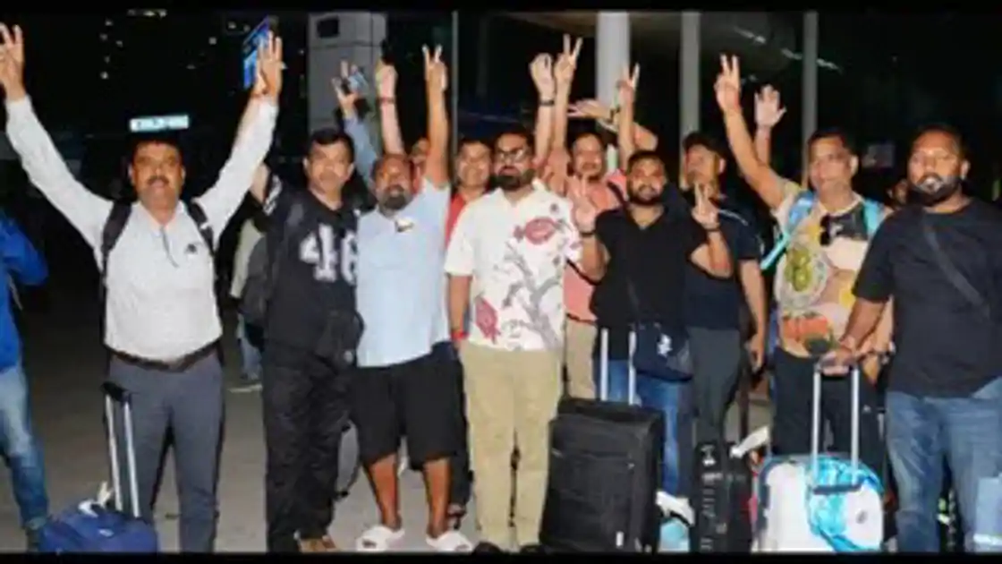 दुबई में फंसे रांची के 85 व्यापारी सुरक्षित लौटे, एयरपोर्ट पर भावुक हुआ परिवार