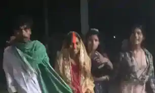 होली खेलने प्रेमिका के घर पहुंचा युवक, ग्रामीणों ने करवा दी शादी