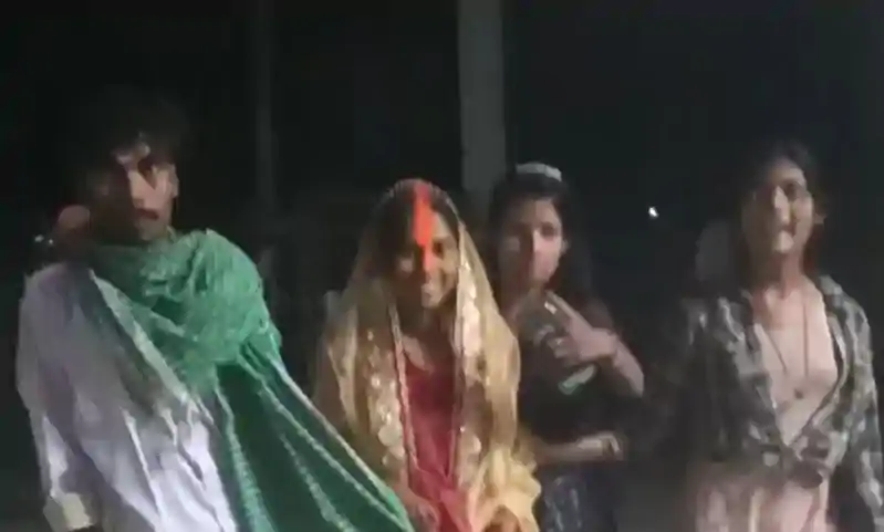 होली खेलने प्रेमिका के घर पहुंचा युवक, ग्रामीणों ने करवा दी शादी गया