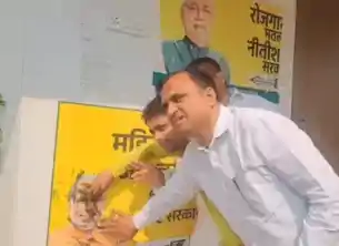 JDU कार्यकर्ताओं ने PM के पोस्टर पर कालिख पोतीः कहा- नीतीश सेवक कर रहा पुकार, नेता करें अपने निर्णय पर विचार