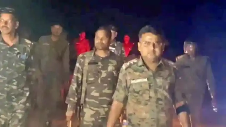 लातेहार : कैमा गांव में जमीन सर्वे को लेकर बवाल, ग्रामीणों ने पुलिसकर्मियों को घंटो बनाये रखा बंधक