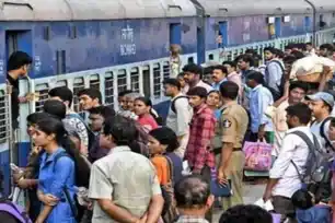 त्योहार के बाद महानगरों की ओर लौट रहे लोग, ट्रेनों में ‘नो रूम’ की स्थिति