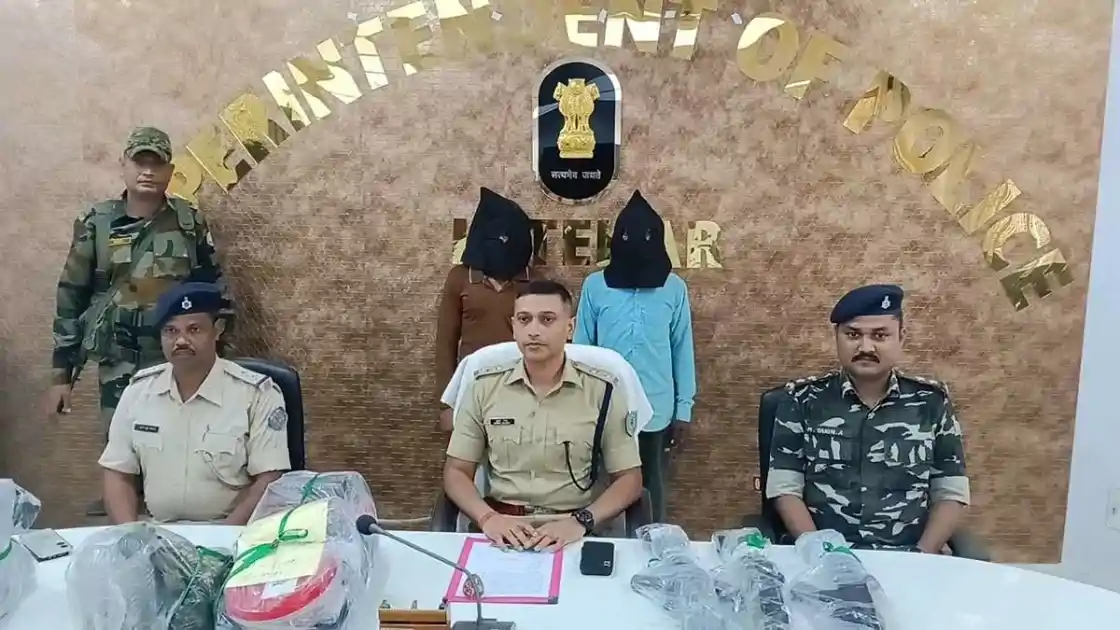 लातेहार में पुलिस की बड़ी कार्रवाई! JJMP के दो उग्रवादी हथियारों के साथ गिरफ्तार
