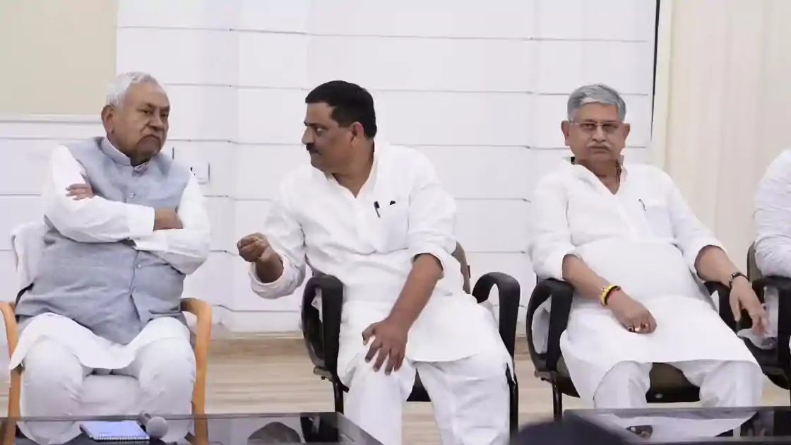  सम्राट कैबिनेट विस्तार से पहले नीतीश के आवास पर बड़ी बैठक, ललन सिंह-संजय झा मौजूद, निशांत पर बड़ा फैसला ?