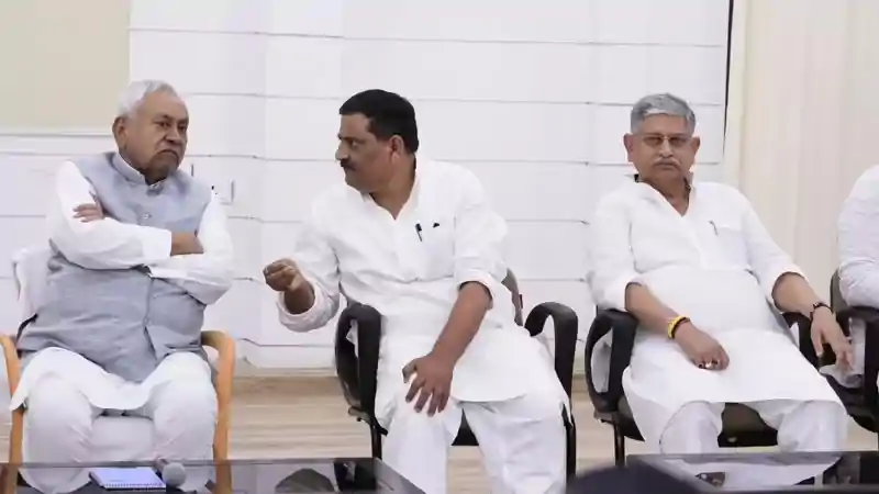  सम्राट कैबिनेट विस्तार से पहले नीतीश के आवास पर बड़ी बैठक, ललन सिंह-संजय झा मौजूद, निशांत पर बड़ा फैसला ?
