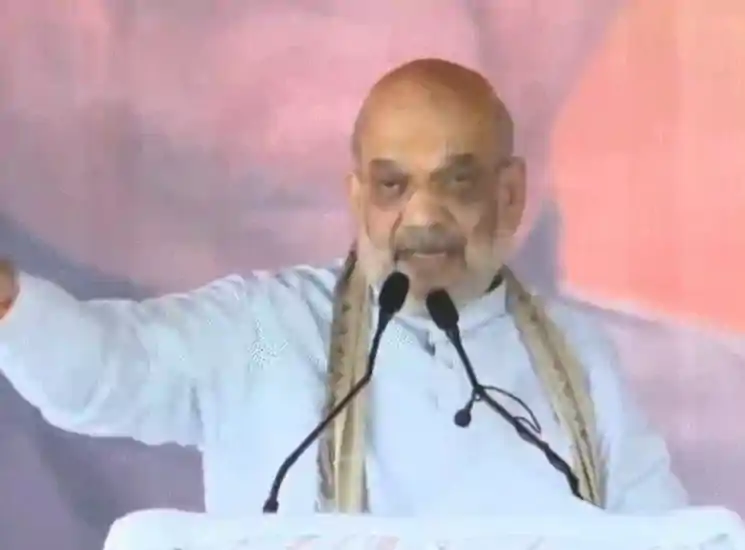बगहा में अमित शाह बोले- किसी की हिम्मत नहीं जो जीविका दीदियों से 10-10 हजार वापस