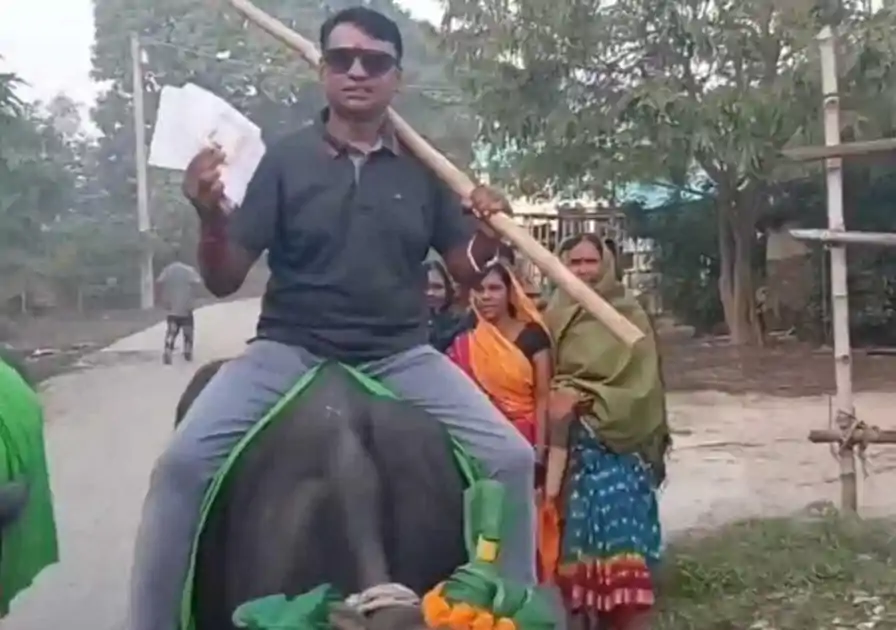 वैशाली: गाड़ी नहीं मिली तो भैंस पर चढ़कर मतदान करने पहुंचा वोटर, कहा- पहले मतदान… फिर दूसरे काम