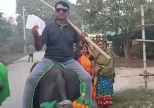 वैशाली: गाड़ी नहीं मिली तो भैंस पर चढ़कर मतदान करने पहुंचा वोटर, कहा- पहले मतदान… फिर दूसरे काम