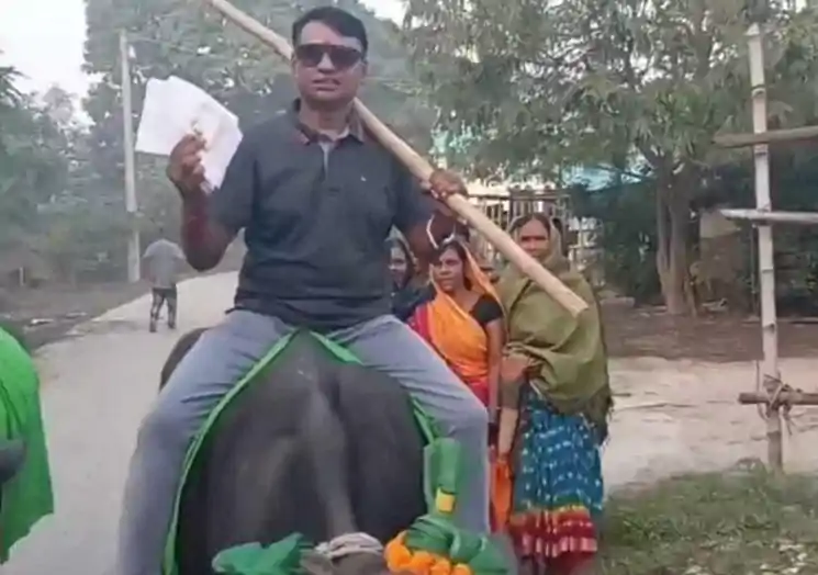 वैशाली: गाड़ी नहीं मिली तो भैंस पर चढ़कर मतदान करने पहुंचा वोटर, कहा- पहले मतदान… फिर दूसरे काम