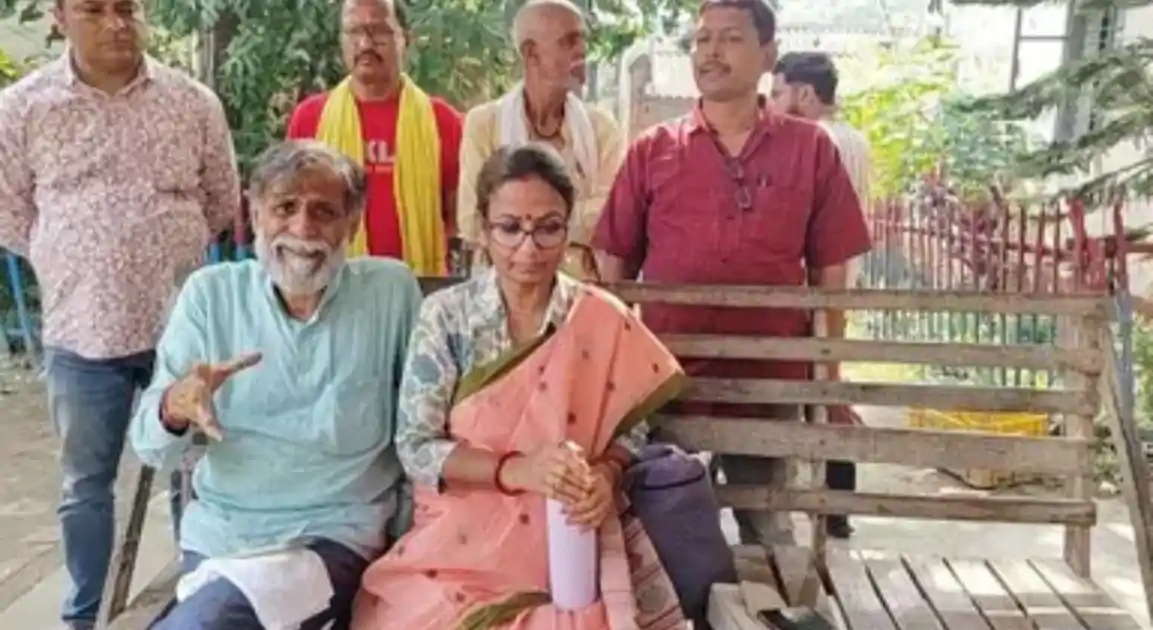 दरभंगा में जनसुराज प्रत्याशी आरके मिश्रा से बदसलूकी, BJP समर्थकों पर आरोप; धरने पर बैठे पूर्व IPS