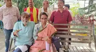 दरभंगा में जनसुराज प्रत्याशी आरके मिश्रा से बदसलूकी, BJP समर्थकों पर आरोप; धरने पर बैठे पूर्व IPS