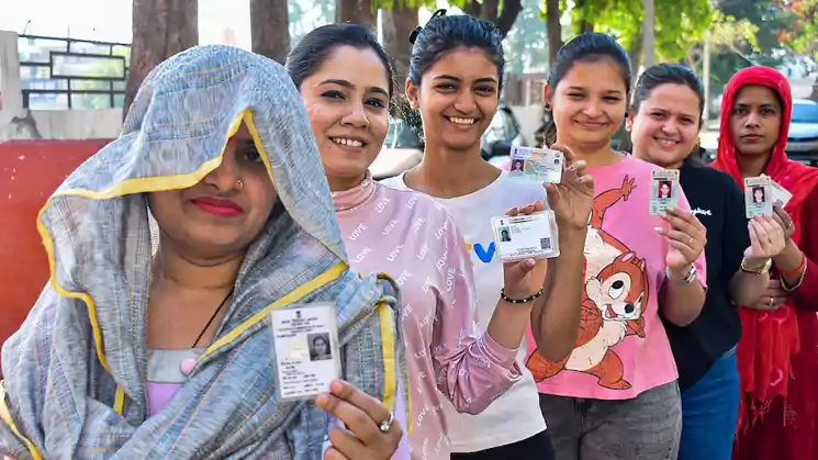 18 जिलों की 121 विधानसभा में वोटिंग शुरूः समस्तीपुर में केंद्रीय मंत्री रामनाथ ठाकुर ने डाला पहला वोट