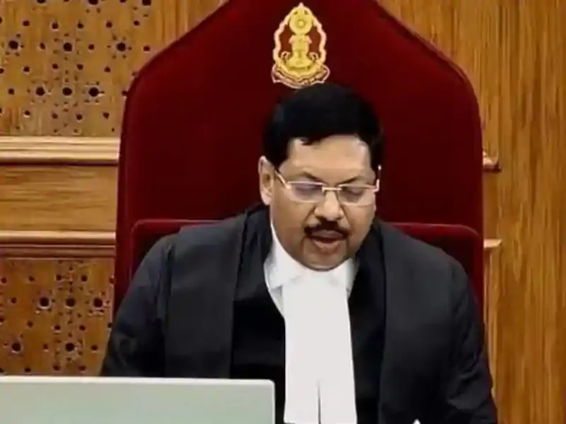 सुप्रीम कोर्ट में वकील ने CJI पर जूता फेंकने की कोशिश की, नारा लगाया- सनातन का अपमान नहीं सहेंगे