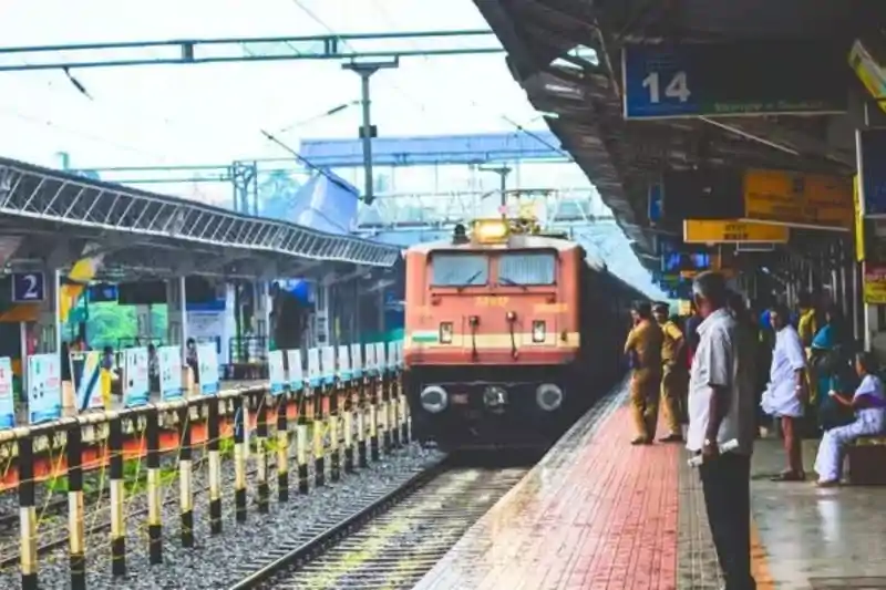 यात्रीगण कृपया ध्यान दें! चक्रधरपुर रेल मंडल की 16 ट्रेनें रद्द, कई के बदले रूट, जानें यात्रीगण कृपया ध्यान दें! चक्रधरपुर रेल मंडल की 16 ट्रेनें रद्द, कई के बदले रूट, जानें