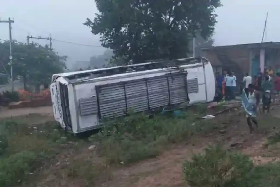 कोडरमा में बस पलटने से 11 यात्री घायल, तीन की हालत नाजुक
