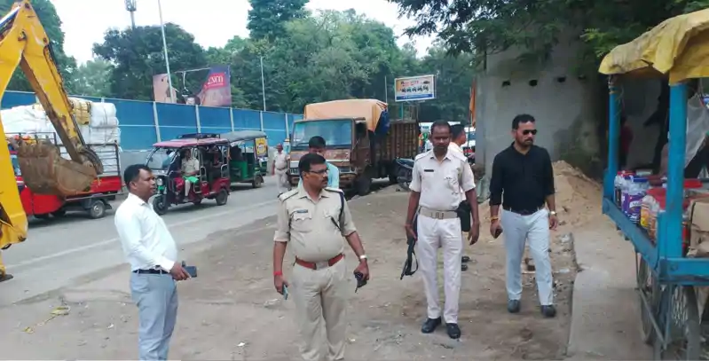 रांची में बड़े पैमाने पर चला 'अतिक्रमण हटाओ अभियान', सड़क किनारे ठेले और गुमटी हटाए गए रांची में बड़े पैमाने पर चला अतिक्रमण हटाओ अभियान, सड़क किनारे ठेले और गुमटी हटाए गए