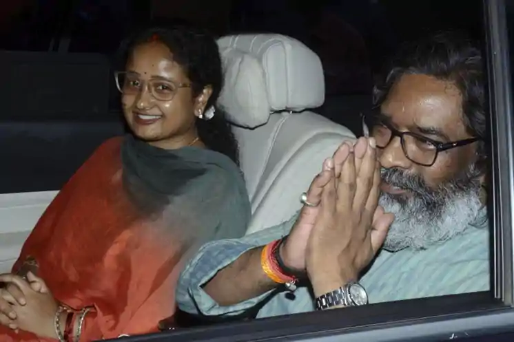 अचानक दिल्ली रवाना हुये सीएम हेमंत सोरेन, पत्नी कल्पना सोरेन भी साथ