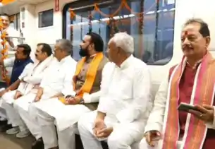 यात्री बनकर पटना मेट्रो में बैठे नीतीश कुमार, सीट से उठकर बाहर का नजारा देखने लगे 