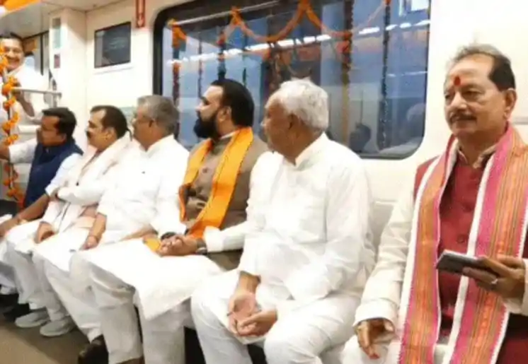 यात्री बनकर पटना मेट्रो में बैठे नीतीश कुमार, सीट से उठकर बाहर का नजारा देखने लगे 