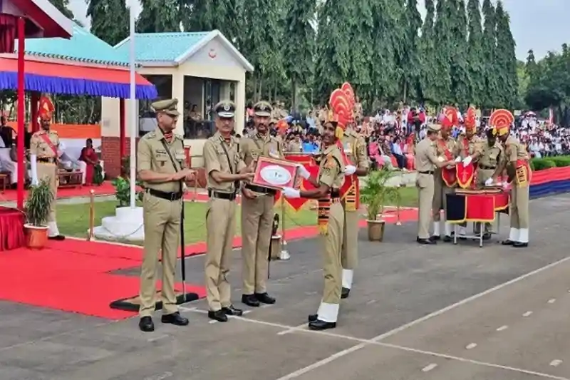 हजारीबाग : बीएसएफ नवआरक्षकों ने दीक्षांत परेड में दिखाया जोश, देश सेवा का लिया संकल्प हजारीबाग : बीएसएफ नवआरक्षकों ने दीक्षांत परेड में दिखाया जोश, देश सेवा का लिया संकल्प