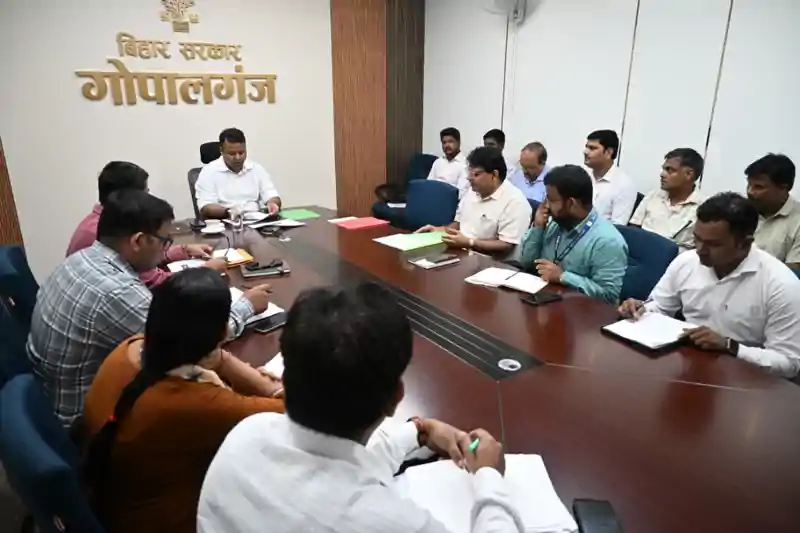 सोलर स्ट्रीट लाइट 72 घंटे से अधिक खराब रही तो एजेंसी पर लगेगा जुर्माना, DM ने चेताया 