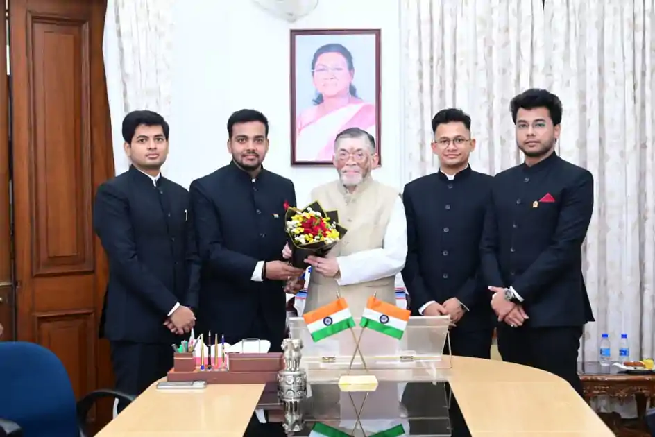 राज्यपाल संतोष गंगवार ने IAS प्रशिक्षुओं से की मुलाकात, जनहित को प्राथमिकता देने की दी सीख