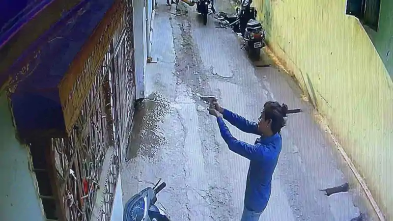 आदित्यपुर में सुबह-सुबह फायरिंग से दहशत, बदमाशों ने भाजपा नेता के घर पर किया हमला आदित्यपुर में सुबह-सुबह फायरिंग से दहशत, बदमाशों ने भाजपा नेता के घर पर किया हमला