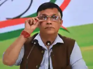 पासपोर्ट विवाद पर गरमाई सियासत, पवन खेड़ा के दिल्ली आवास पर असम पुलिस का छापा 