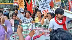 JPSC-JSSC मार्च में बवाल! छात्र नेता नेहा बोरा समेत 5 पर युवक ने फेंकी स्याही  