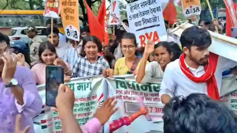 JPSC-JSSC मार्च में बवाल! छात्र नेता नेहा बोरा समेत 5 पर युवक ने फेंकी स्याही JPSC-JSSC मार्च में बवाल! छात्र नेता नेहा बोरा समेत 5 पर युवक ने फेंकी स्याही