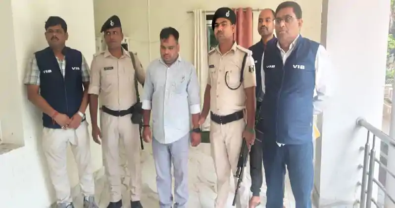 रिश्वत लेते अंचल क्लर्क गिरफ्तार, निगरानी ने रंगेहाथ दबोचा रिश्वत लेते अंचल क्लर्क गिरफ्तार, निगरानी ने रंगेहाथ दबोचा