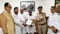 डीजीपी से मिले तेजस्वी यादव, पुलिस अधिकारियों के खिलाफ कार्रवाई की मांग